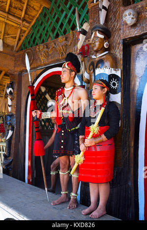 Tribù Phom l uomo e la donna al Festival Horbnill, Kisama, Nagaland, India Foto Stock