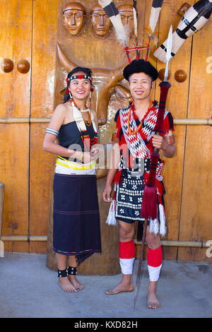 Tribù Rengma l uomo e la donna al Festival Horbnill, Kisama, Nagaland Foto Stock