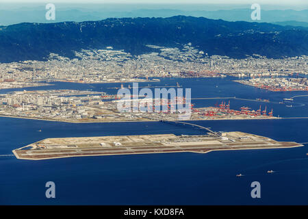 KOBE, Giappone - 30 ottobre: Aeroporto di Kobe a Kobe, in Giappone il 30 ottobre 2014. Aperto a febbraio 2006, costruito su un'isola artificiale, maniglie f domestico Foto Stock