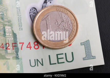 1 euro moneta oltre 1 leu RON bill Foto Stock