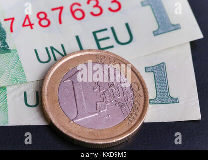 1 euro moneta oltre 1 leu RON fatture Foto Stock