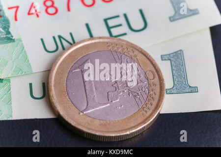 1 euro moneta oltre 1 leu RON fatture Foto Stock