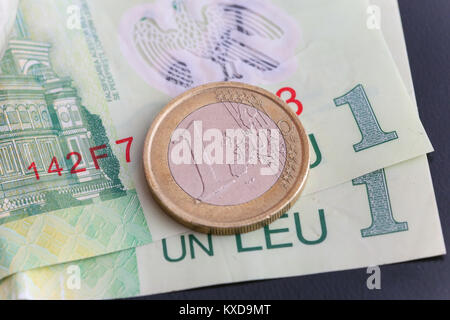 1 euro moneta oltre 1 leu RON fatture Foto Stock