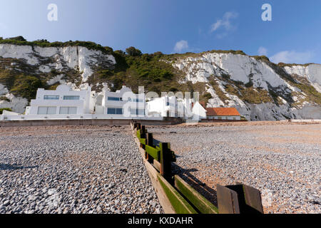 White Cottages a St Margaret's Bay, sotto le scogliere, uno era di proprietà di Noël Coward e poi acquistato da Ian Fleming Foto Stock