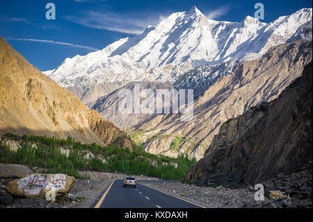 Strada di Montagna Rakaposhi,strada che conduce alla massiccia imponente e bellissima Rakaposhi picco in Karakorum Montagne, Pakistan Foto Stock