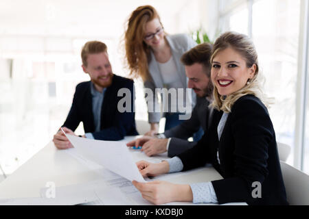 Ritratto di giovane donna architetto sulla riunione Foto Stock