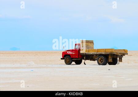 Carrello per il trasporto del sale durante la miniera di sale, Salar de Uyuni, Uyuni, Potosi, Bolivia Foto Stock