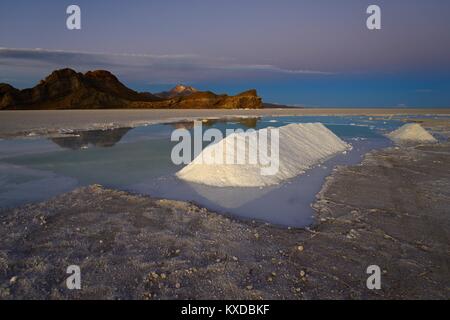 Pile di sale durante le fasi di estrazione sul lago di sale al crepuscolo, Salar de Uyuni, Uyuni, Potosi, Bolivia Foto Stock