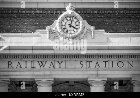 Wellington, Nuova Zelanda - 28 Settembre 2015: Chiudere l immagine di una grande rotonda orologio ferroviaria montato sulla parte anteriore del Wellington stazione ferroviaria in Foto Stock