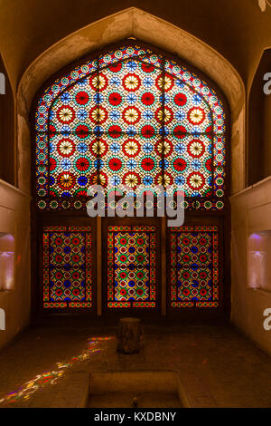 Pavilion all'interno del Bagh-e Dolat Abad o Dolat Abad giardino, con la più alta torre eolica dell'Iran a 33 metri, Yazd, Iran Foto Stock