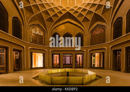 Pavilion all'interno del Bagh-e Dolat Abad o Dolat Abad giardino, con la più alta torre eolica dell'Iran a 33 metri, Yazd, Iran Foto Stock