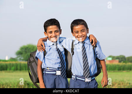 2 Scuola rurale bambini studenti fratello permanente Farm insieme sorridente Foto Stock