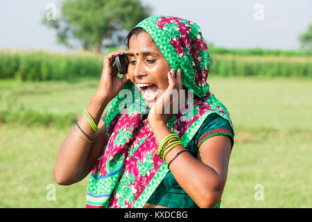 1 rurale indiano agricoltore donna parlando telefono gridando Goodnews Allegro Foto Stock