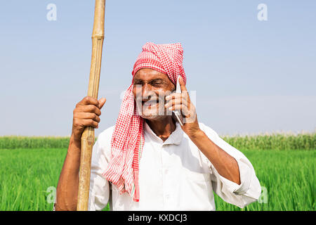 1 L'agricoltore indiano vecchio uomo parlando telefono agriturismo Happy Fun Foto Stock