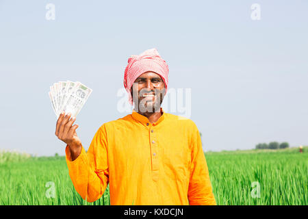 1 rurale indiano uomo agricoltore che mostra la valuta indiana constata Farm Foto Stock