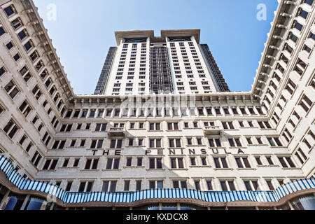 HONG KONG, CINA - 21 febbraio: Peninsula hotel il 21 febbraio 2013 a Hong Kong, Cina. Hotel molto famoso in HK. La sua notevole per la sua grande flotta di Foto Stock