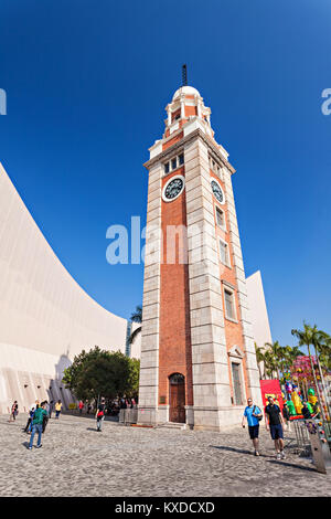 HONG KONG - febbraio 21: orologio da torre a Tsim Sha Tsui in febbraio, 21, 2013, Hong Kong. È l'unico resto del sito originario dell'ex Kowl Foto Stock