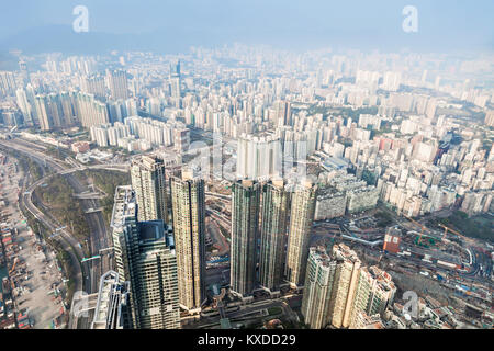 HONG KONG, CINA - 21 febbraio: vista Panorama a Hong Kong da Sky100 su febbraio, 21, 2013, Hong Kong, Cina. Sky100 è una piattaforma di osservazione sul 10 Foto Stock