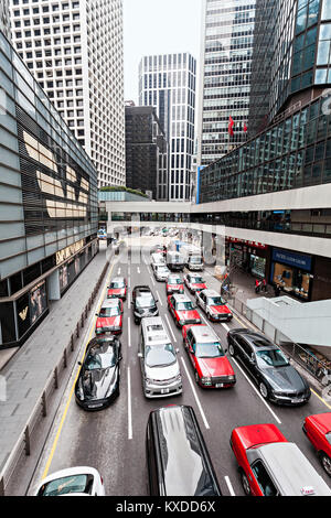 HONG KONG - 21 febbraio: il traffico su una delle autostrade in febbraio 21, 2013 a Hong Kong. La maggior parte dei veicoli su Hong Kong le strade sono i taxi. Foto Stock