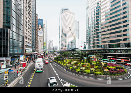 HONG KONG - 21 febbraio: il traffico su una delle autostrade in febbraio 21, 2013 a Hong Kong. La maggior parte dei veicoli su Hong Kong le strade sono i taxi. Foto Stock