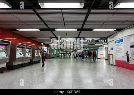 HONG KONG - febbraio 22: stazione della metropolitana interni il 22 febbraio 2012 a Hong Kong. Oltre il 90% giornalmente viaggiatori utilizzano i mezzi di trasporto pubblici. Il suo più alto ran Foto Stock