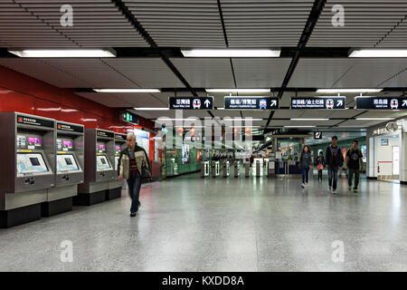 HONG KONG - febbraio 22: stazione della metropolitana interni il 22 febbraio 2012 a Hong Kong. Oltre il 90% giornalmente viaggiatori utilizzano i mezzi di trasporto pubblici. Il suo più alto ran Foto Stock