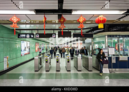 HONG KONG - febbraio 22: stazione della metropolitana interni il 22 febbraio 2012 a Hong Kong. Oltre il 90% giornalmente viaggiatori utilizzano i mezzi di trasporto pubblici. Il suo più alto ran Foto Stock