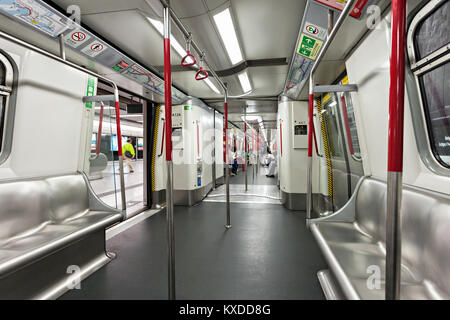 HONG KONG - febbraio 22: treno della metropolitana interni il 22 febbraio 2012 a Hong Kong. Oltre il 90% giornalmente viaggiatori utilizzano i mezzi di trasporto pubblici. Il suo più alto rango Foto Stock