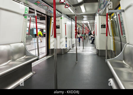 HONG KONG - febbraio 22: treno della metropolitana interni il 22 febbraio 2012 a Hong Kong. Oltre il 90% giornalmente viaggiatori utilizzano i mezzi di trasporto pubblici. Il suo più alto rango Foto Stock