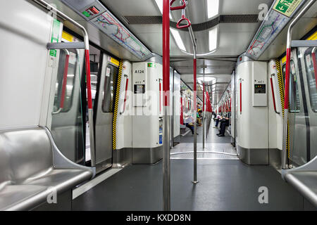 HONG KONG - febbraio 22: treno della metropolitana interni il 22 febbraio 2012 a Hong Kong. Oltre il 90% giornalmente viaggiatori utilizzano i mezzi di trasporto pubblici. Il suo più alto rango Foto Stock