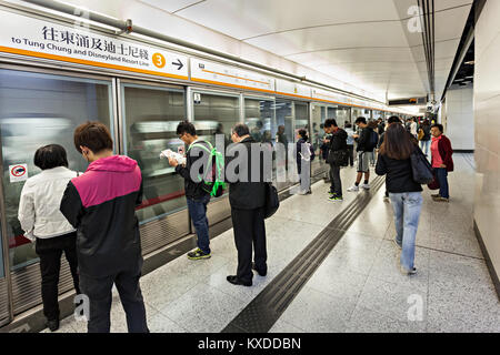 HONG KONG - febbraio 23: stazione della metropolitana interni il 23 febbraio 2013 a Hong Kong. Oltre il 90% giornalmente viaggiatori utilizzano i mezzi di trasporto pubblici. Il suo più alto ran Foto Stock