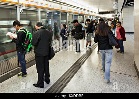 HONG KONG - febbraio 23: stazione della metropolitana interni il 23 febbraio 2013 a Hong Kong. Oltre il 90% giornalmente viaggiatori utilizzano i mezzi di trasporto pubblici. Il suo più alto ran Foto Stock