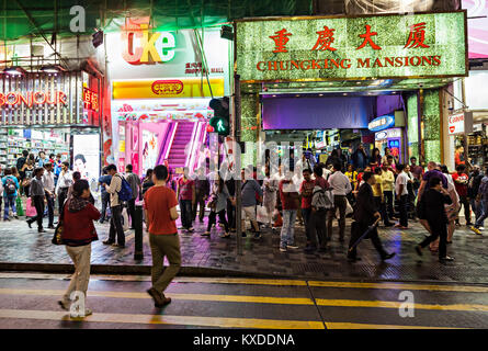 HONG KONG - MARZO 19: Chungking Mansions su marzo, 19, 2013, Hong Kong, Cina. È ben noto come quasi il più conveniente alloggio in Hong Kong. Foto Stock