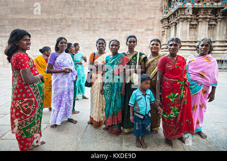 MADURAI, India - 22 Marzo: Femmina pellegrini e non identificato di bambino 8-10 anni vicino al Tempio di Madurai su Marzo 22, 2012 a Madurai, India. Meenaks Foto Stock