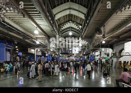 MUMBAI, India - 21 febbraio: le persone non identificate all'interno di Chhatrapati Shivaji Terminus a febbraio 21, 2014 in Mumbai, India Foto Stock