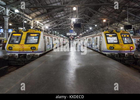 MUMBAI, India - 21 febbraio: le persone non identificate all'interno di Chhatrapati Shivaji Terminus a febbraio 21, 2014 in Mumbai, India Foto Stock