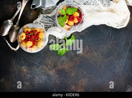 Il budino con chia semi e frutti di bosco freschi Foto Stock