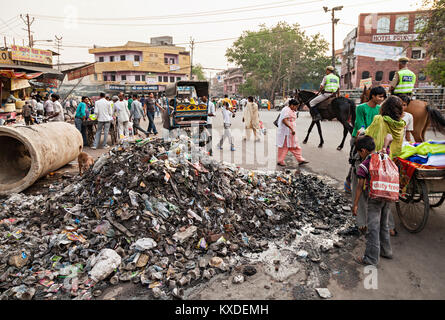 NEW DELHI, India - 10 aprile: Big garbage heap e persone non identificate sulla strada a Marzo 27, 2012, New Delhi, India. L India è un grande paese sporco Foto Stock