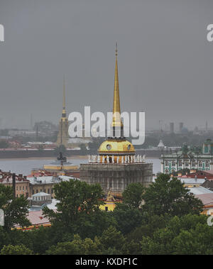 Panorama di San Pietroburgo da occhio di un uccello.Vista di San Pietroburgo da occhio di un uccello, Russia, mezzogiorno, Sun e la Zenith, panorama della città Foto Stock