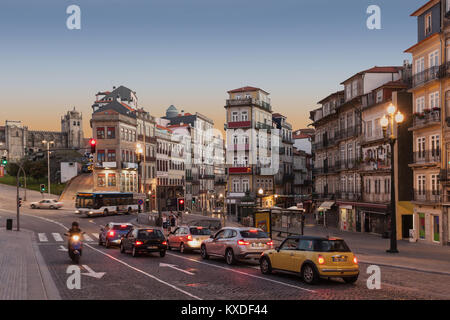 PORTO, Portogallo - 11 Luglio: architettura tipica nel centro della città sulla luglio 11, 2014 a Porto, Portogallo Foto Stock