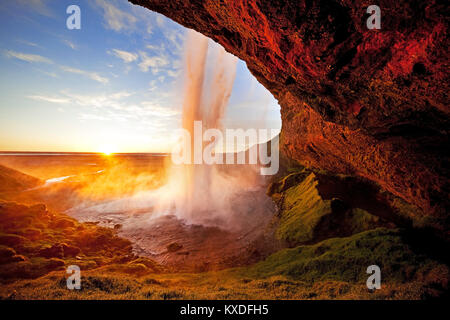 Seljalandsfoss cascata in luce posteriore,Seljalandsa fiume,Isola del Sud,Isola Foto Stock