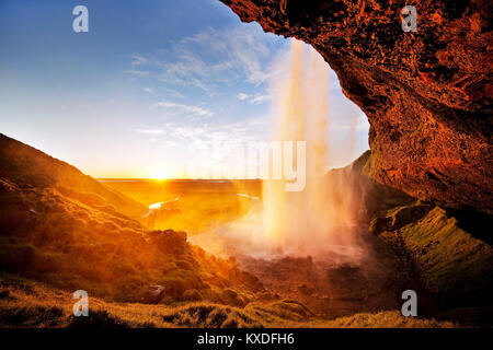 Seljalandsfoss cascata in luce posteriore,Seljalandsa fiume,Isola del Sud,Isola Foto Stock