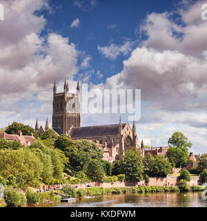 Cattedrale di Worcester e il fiume Severn, Worcester, Worcestershire, Inghilterra Foto Stock