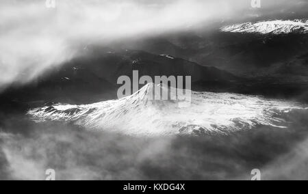 Bianco e nero fotografia aerea di montagne innevate, Cile. Foto Stock