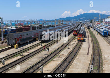 Adler, Regione Krasnodar, Russia - Luglio 7, 2016: treni sulla stazione di smistamento Adler nella regione Krasnodar Foto Stock