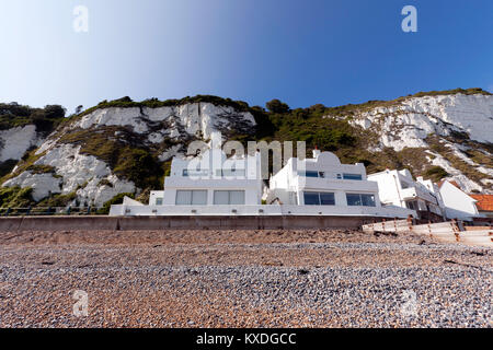 Cottage bianco a St Margaret's Bay, sotto le scogliere, uno era di proprietà di Noël Coward e poi acquistata da Ian Flemming Foto Stock