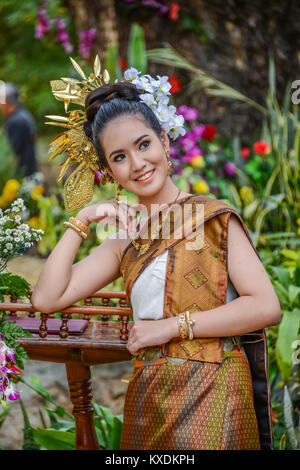 NAKORN PHNOM, Tailandia - 14 febbraio 2015: Thai nordest Phutai Danzatrice con il costume tradizionale nel mondo Phutai event day in Renunakorn Foto Stock