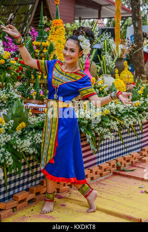 NAKORN PHNOM, Tailandia - 14 febbraio 2015: Thai nordest Phutai Danzatrice con il costume tradizionale nel mondo Phutai event day in Renunakorn di Nakor Foto Stock