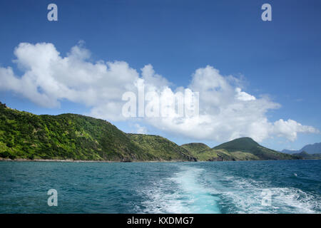 Veduta della costa dal mare con la scia della barca, St Kitts, dei Caraibi. Foto Stock