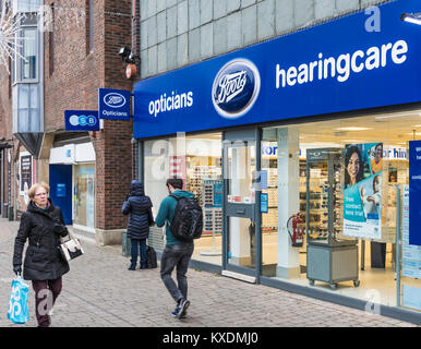 Boots Opticians shop ingresso anteriore a Horsham West Sussex, in Inghilterra, Regno Unito. Stivali di retail store. Foto Stock